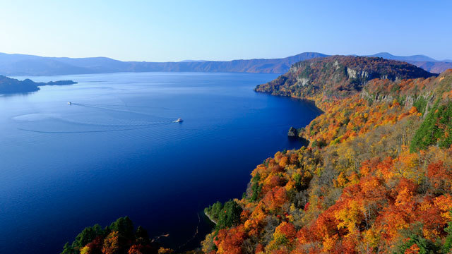 秋の十和田湖(青森県側).jpg